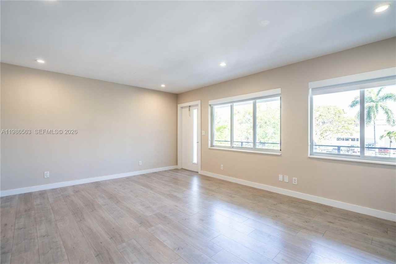 2400 Ne 26th St #7 - Photo 7 of 21