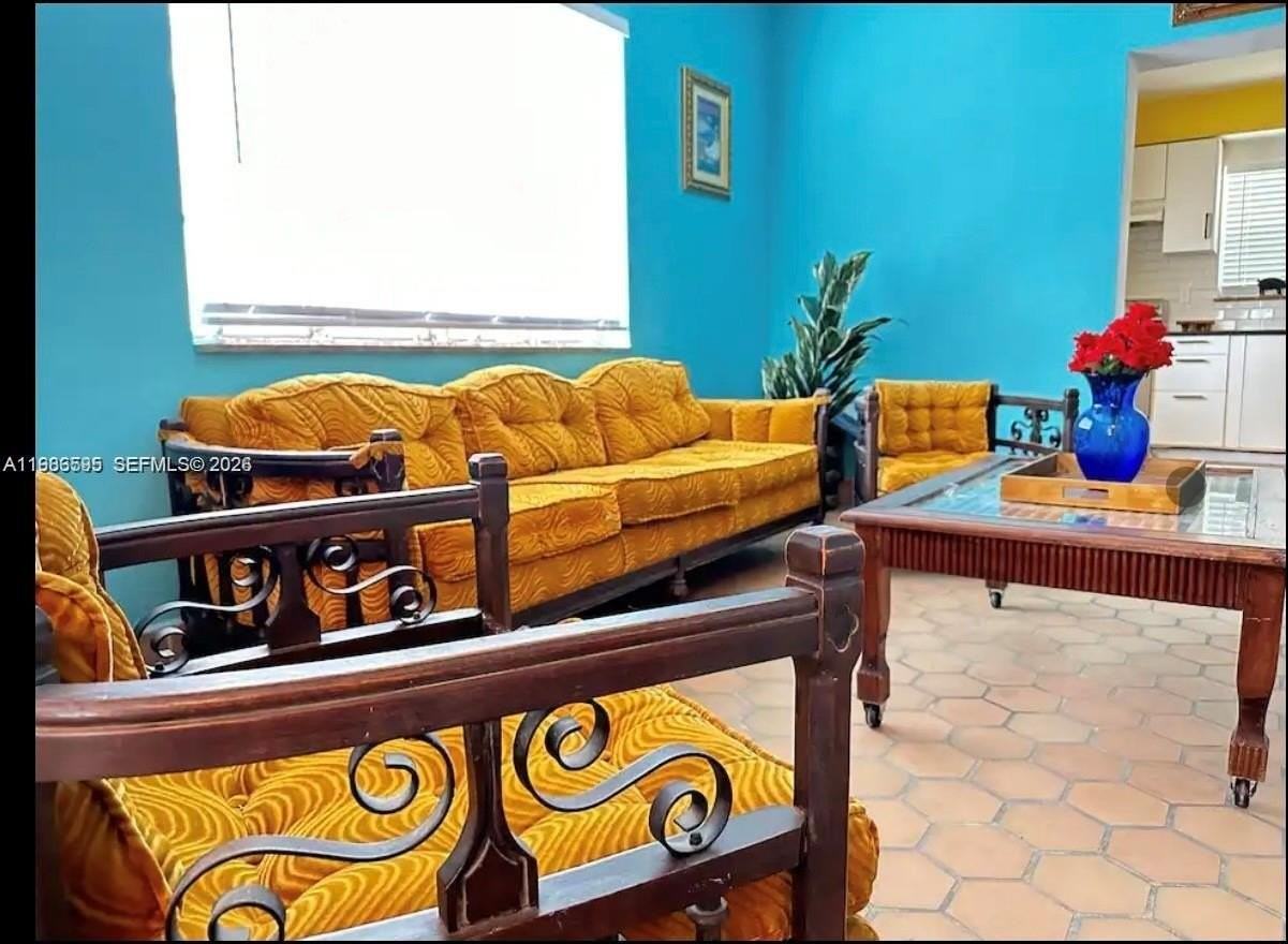 843 Nw 3rd St #1 - Photo 3 of 10