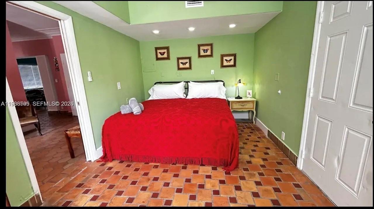 843 Nw 3rd St #1 - Photo 6 of 10