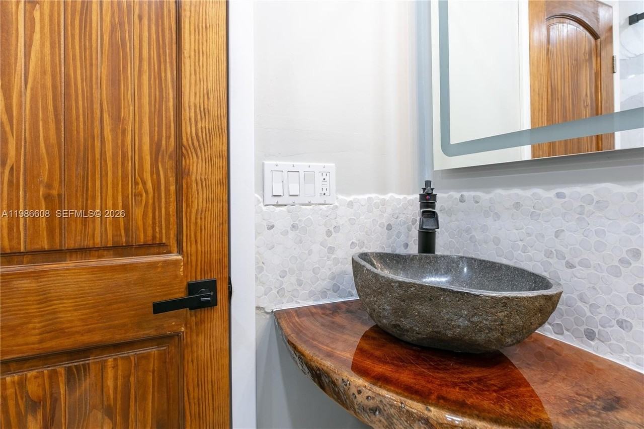 1507 Harding St - Photo 6 of 41