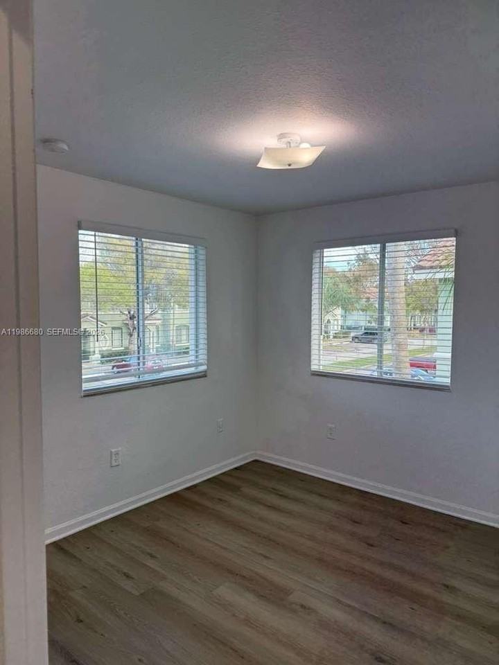 2470 Se 15th Pl #335 - Photo 5 of 33