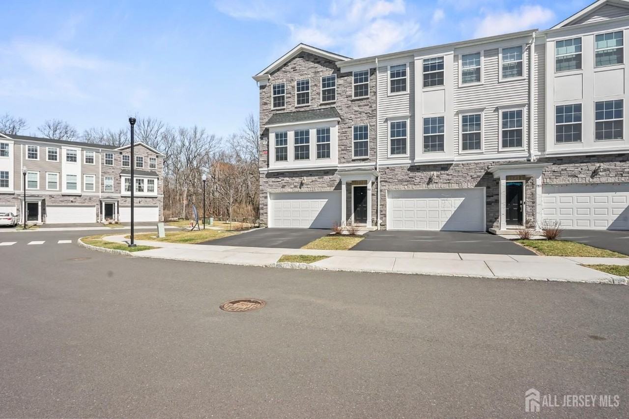 1901 Swales Ct - Photo 2 of 36