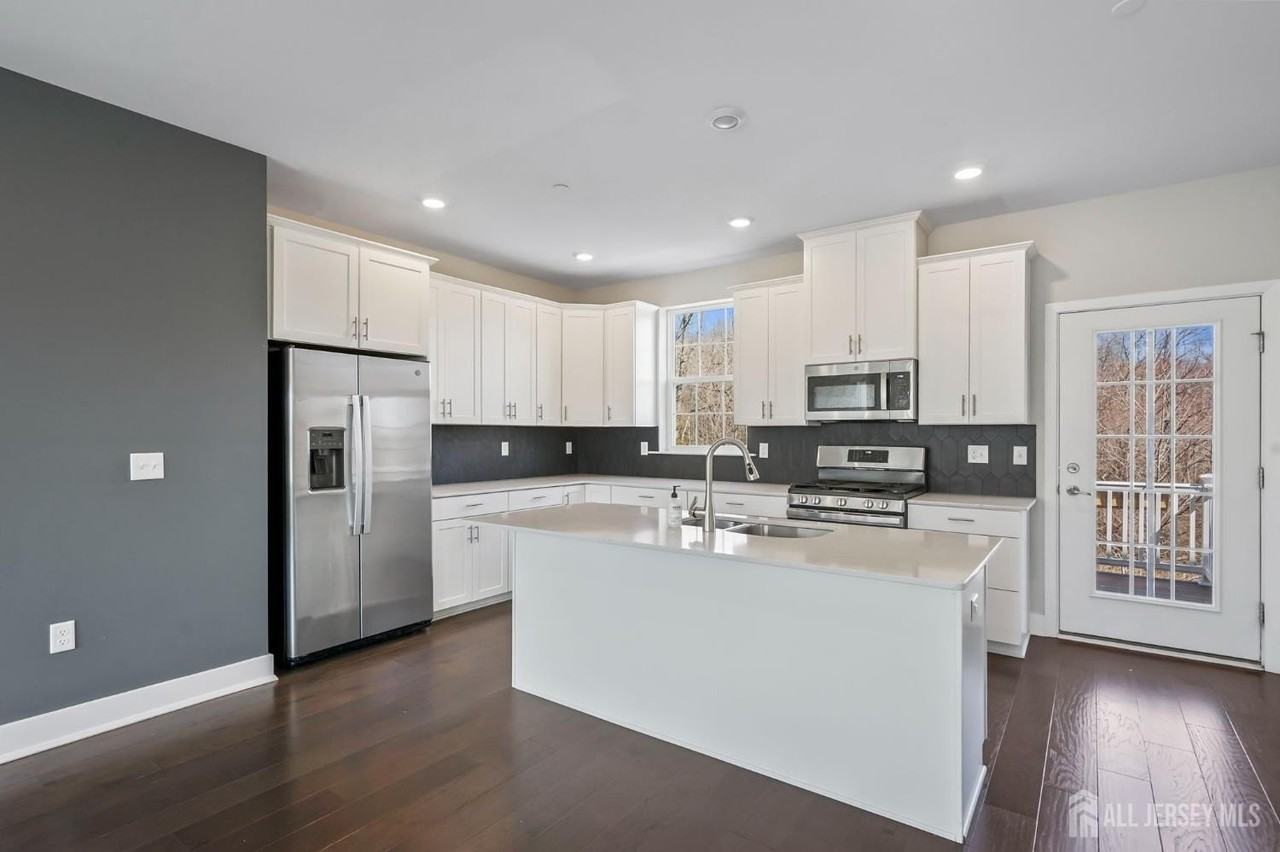 1901 Swales Ct - Photo 5 of 36