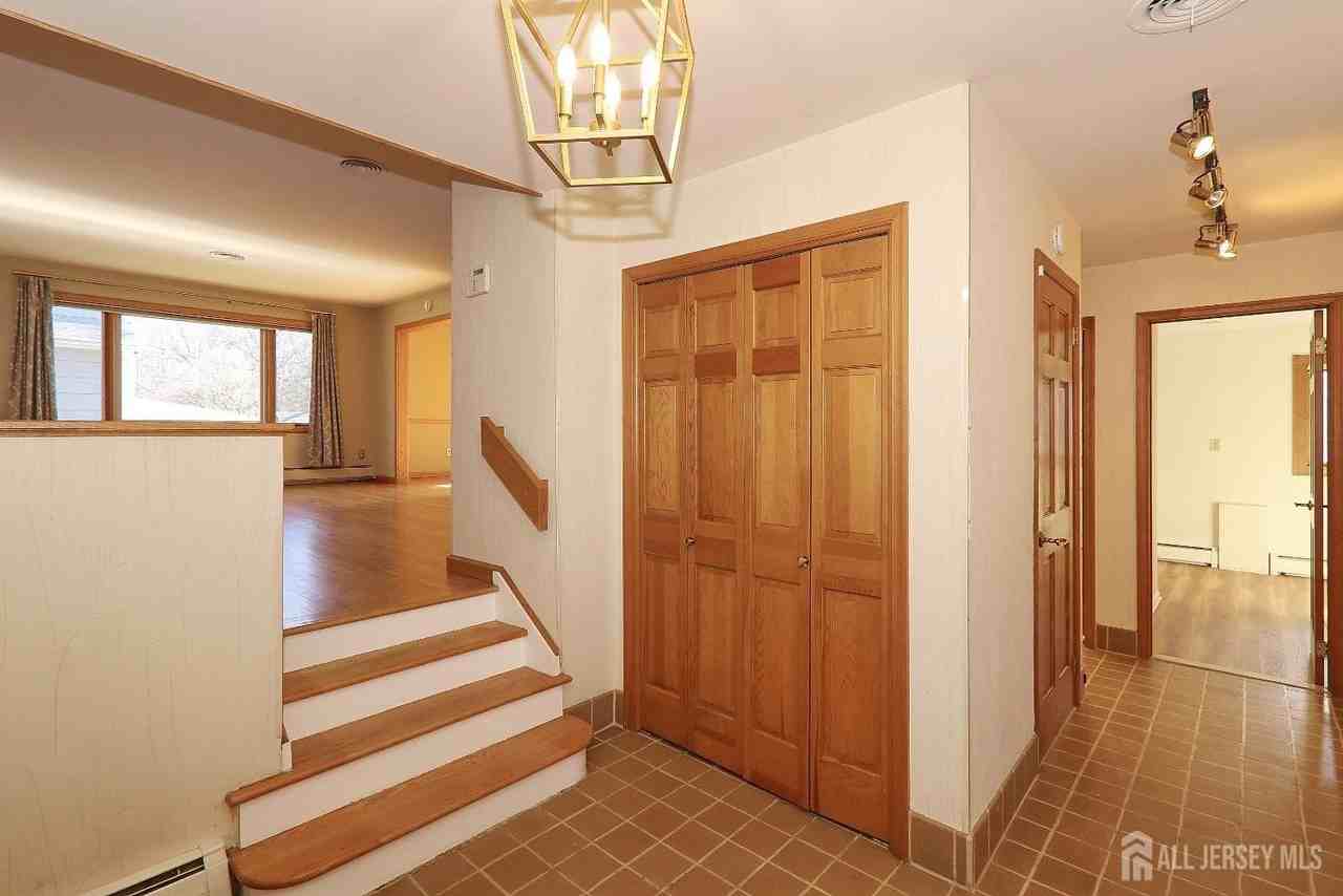 240 Twin Oaks Ter - Photo 3 of 38