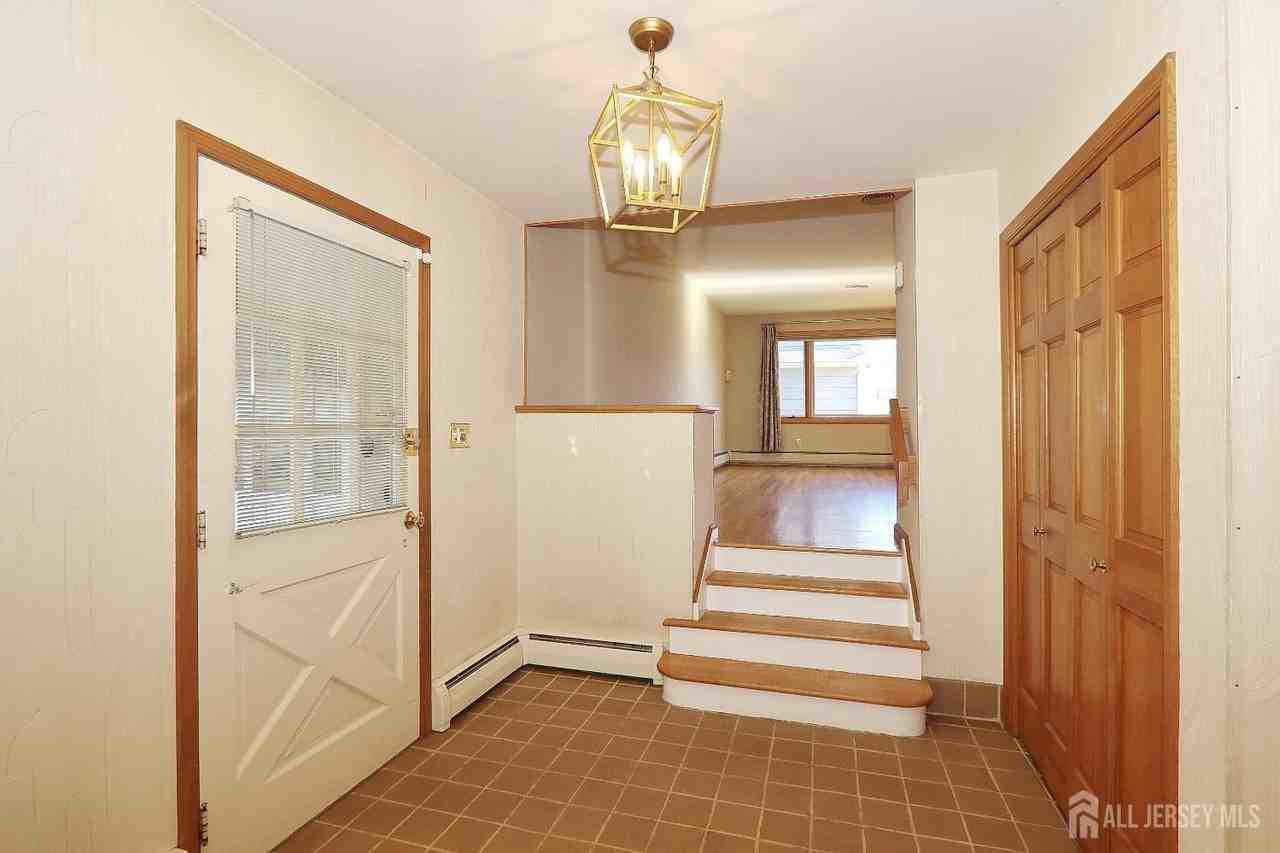 240 Twin Oaks Ter - Photo 4 of 38