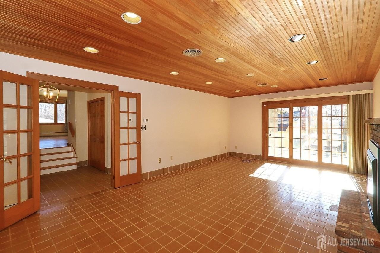 240 Twin Oaks Ter - Photo 7 of 38