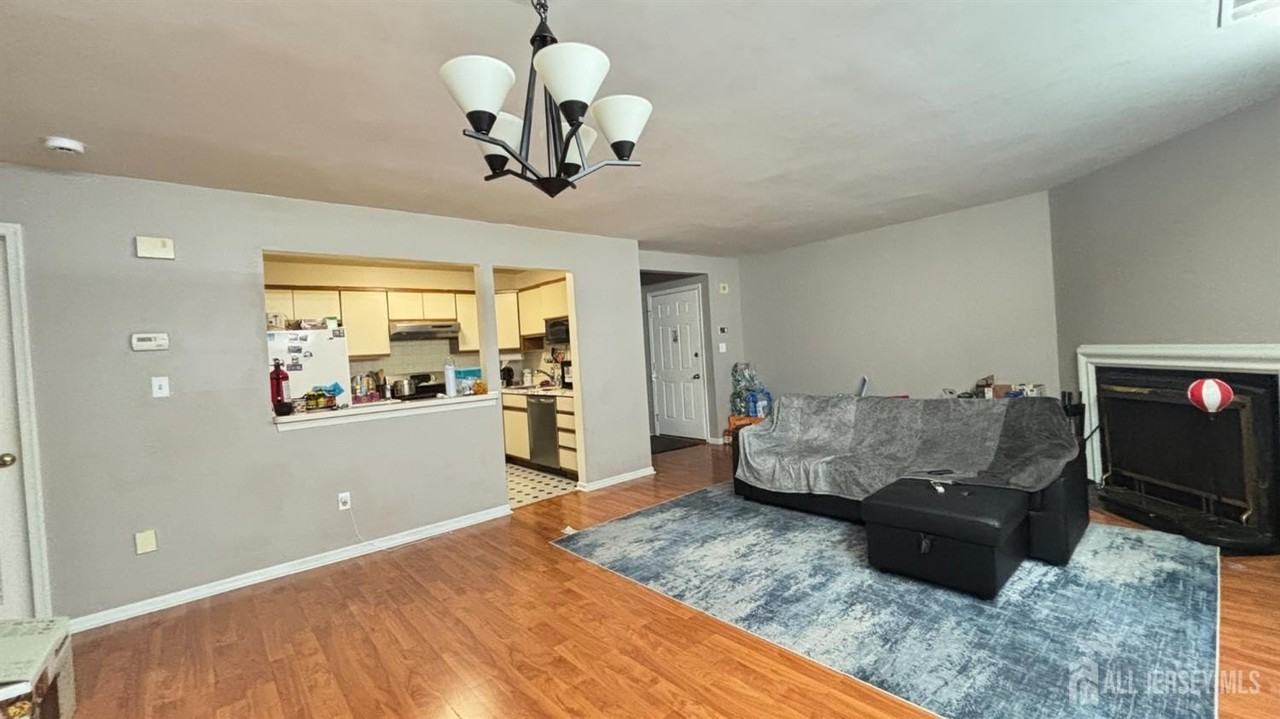 1107 Woodhaven Dr - Photo 2 of 10