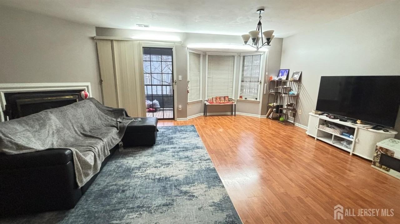 1107 Woodhaven Dr - Photo 3 of 10