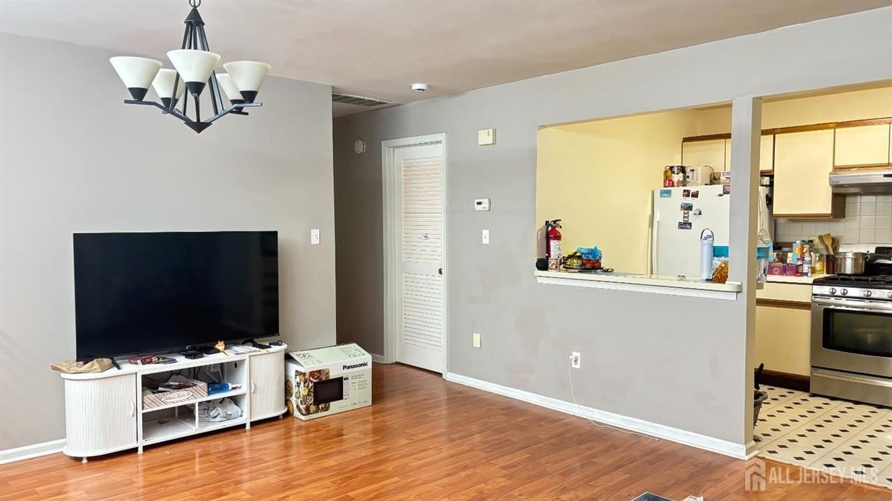 1107 Woodhaven Dr - Photo 4 of 10