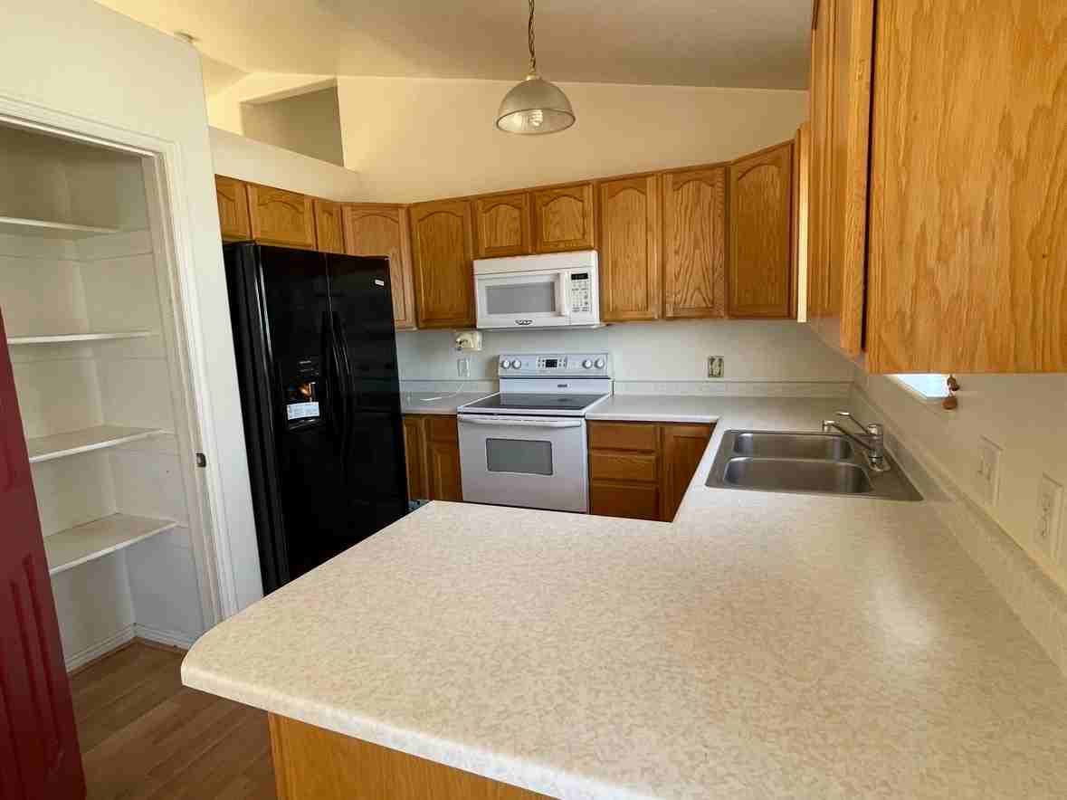 854 S Pioneer Ave #1 - Photo 3 of 11