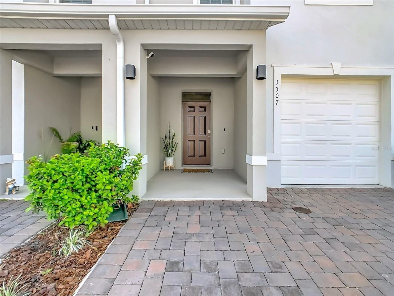 1307 Mako Way - Photo 2 of 36