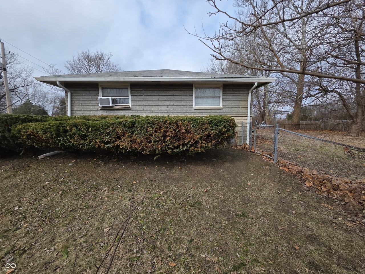 10166 Southeastern Ave - Photo 3 of 19