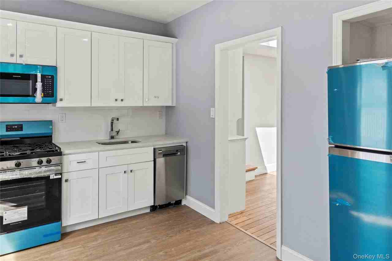 51 Spring St Apt B - Photo 2 of 12