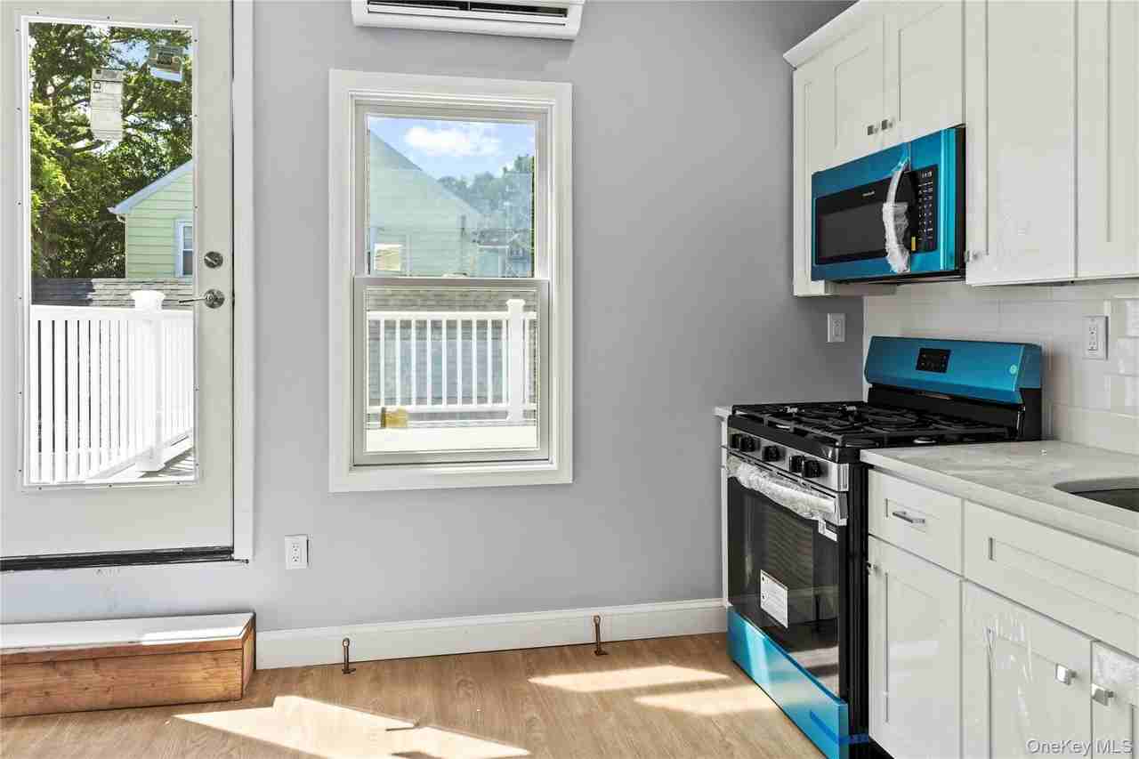 51 Spring St Apt B - Photo 3 of 12