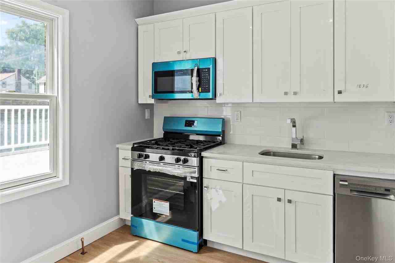 51 Spring St Apt B - Photo 4 of 12