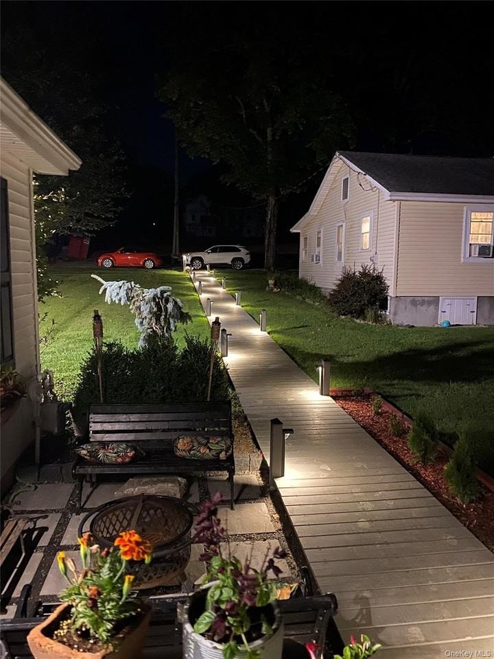 112 Scott St - Photo 4 of 20