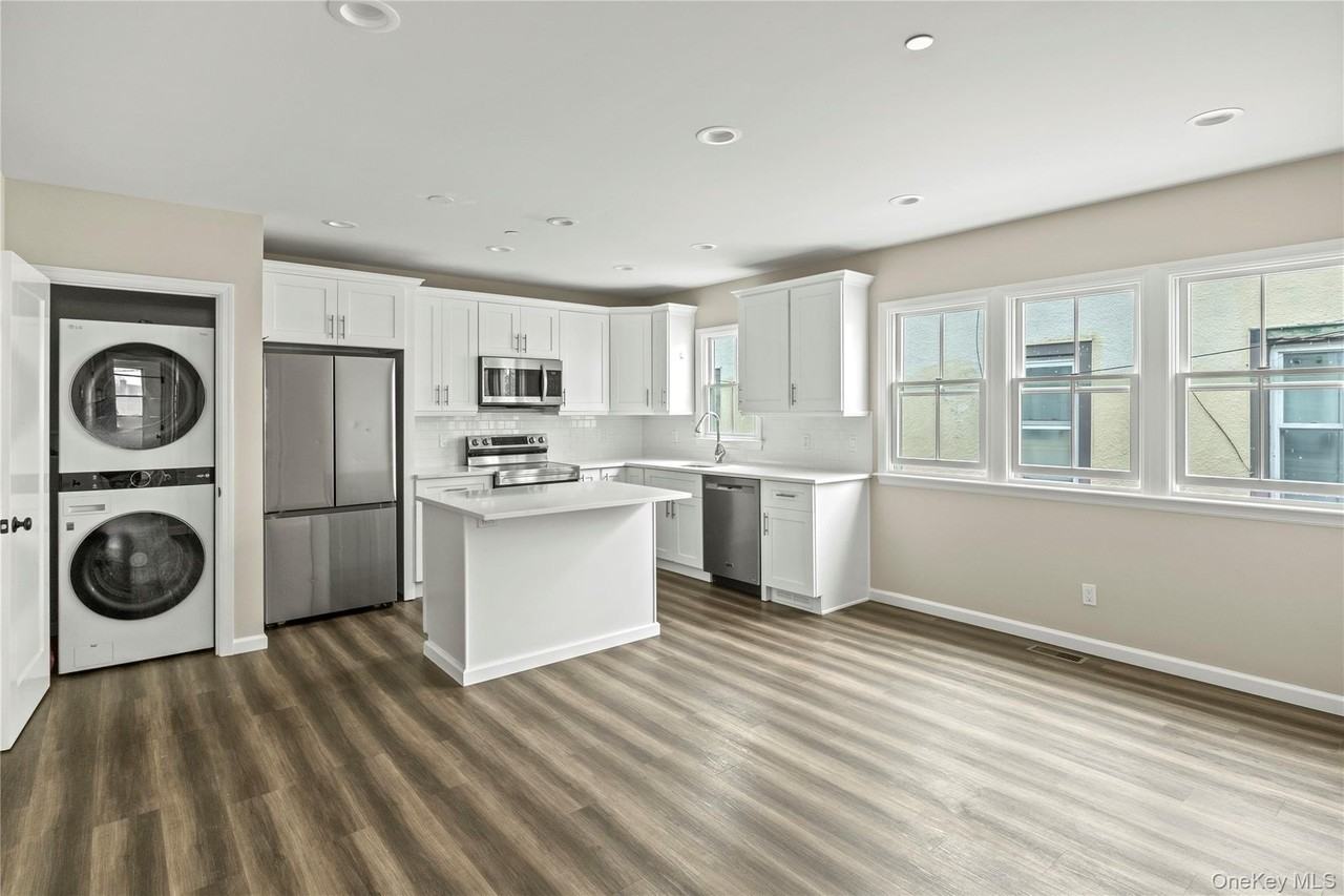 269 Bayville Ave Apt 3 - Photo 2 of 7