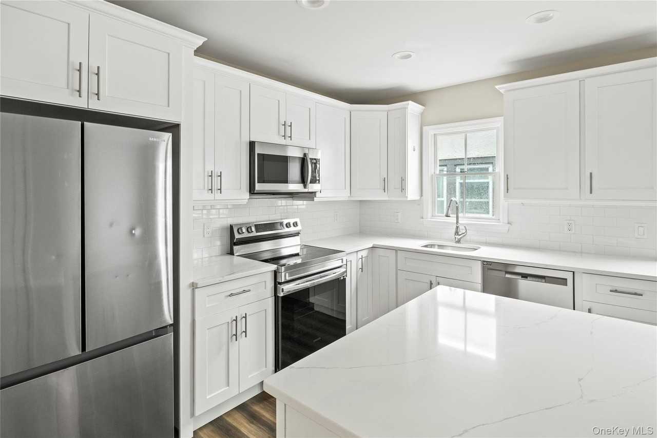 269 Bayville Ave Apt 3 - Photo 3 of 7