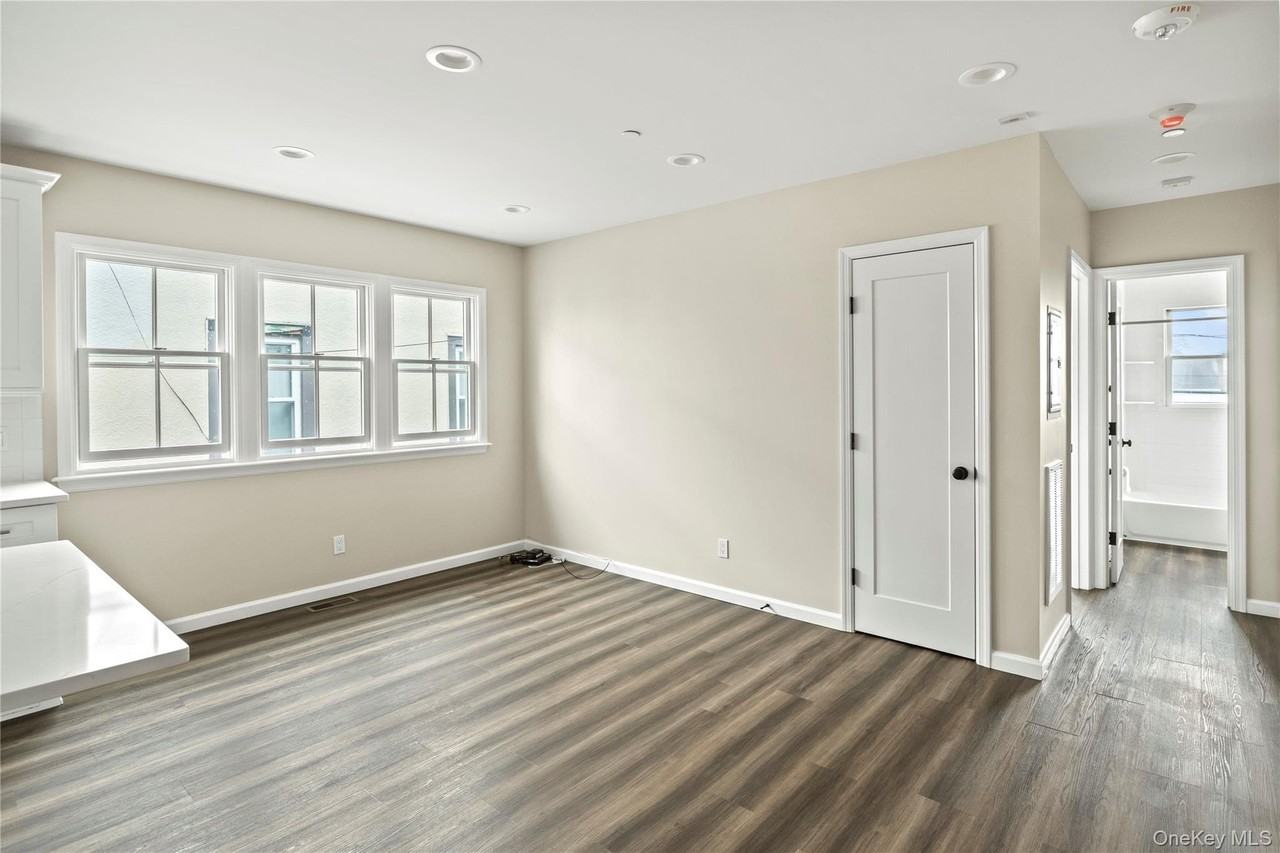 269 Bayville Ave Apt 3 - Photo 4 of 7