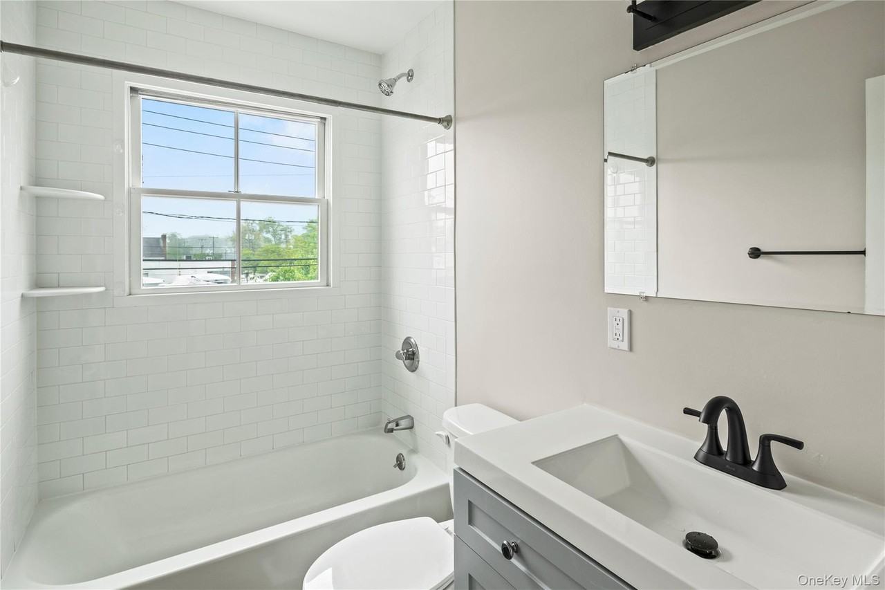 269 Bayville Ave Apt 3 - Photo 6 of 7