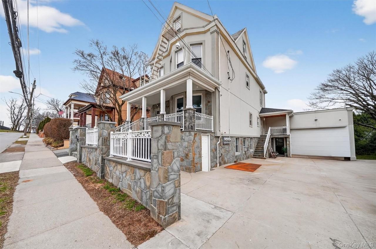 92 Kimball Ave Apt 1 - Photo 2 of 23