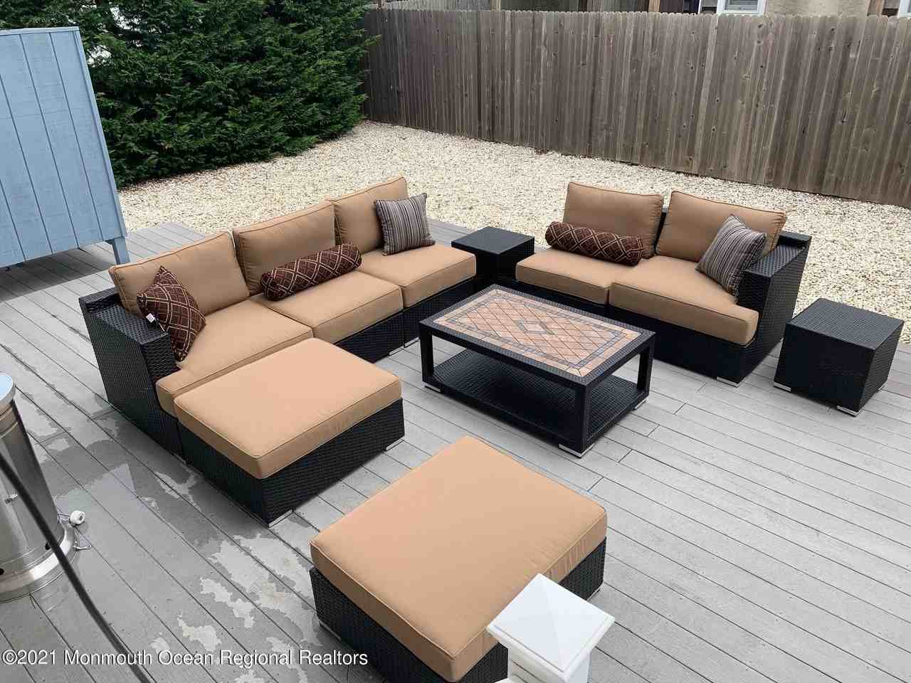 979 Ocean Ave - Photo 3 of 17