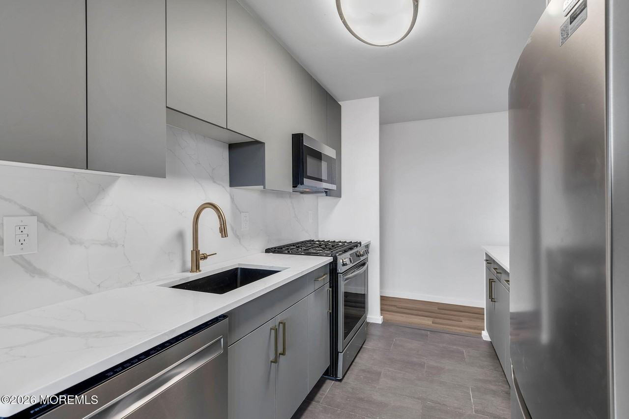 10 Ocean Blvd Apt 3d - Photo 3 of 32