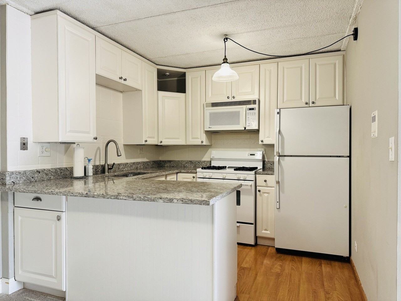 5S070 Pebblewood Ln #F11 - Photo 4 of 11