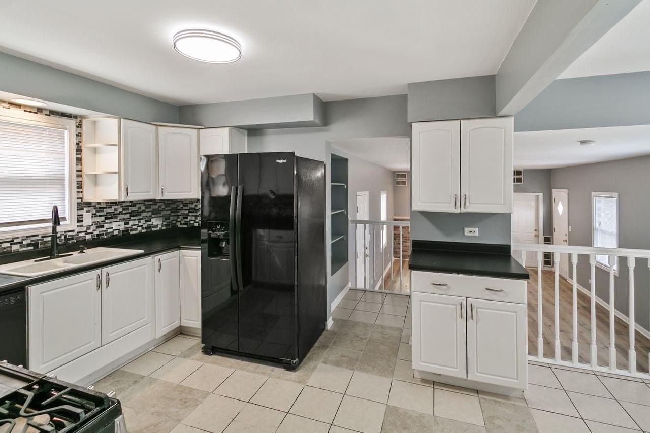 14500 Sawyer Ave - Photo 3 of 22