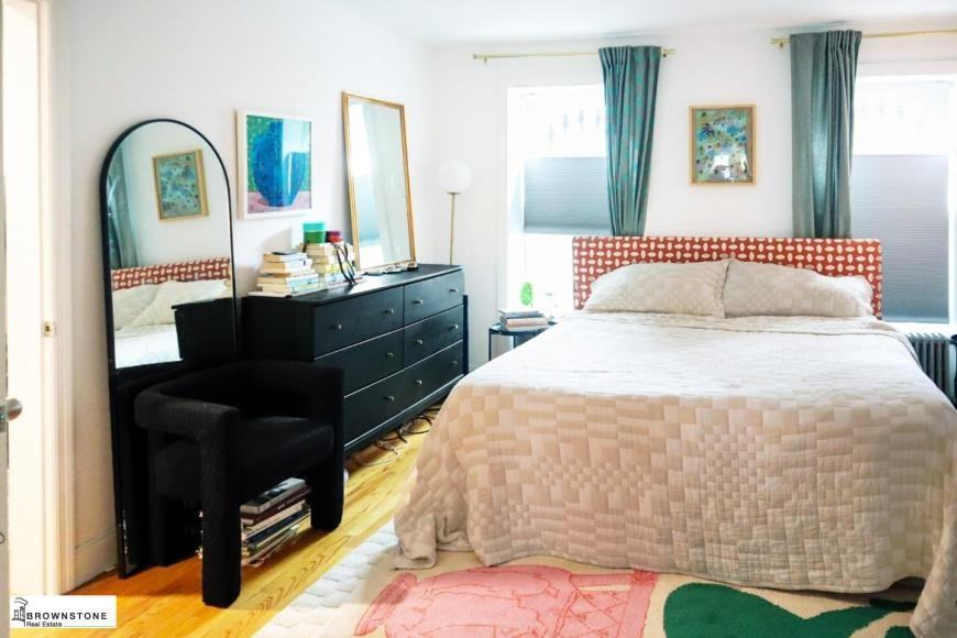 586 Henry St - Photo 4 of 7