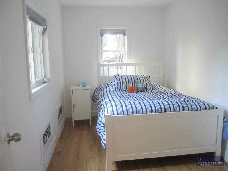 586 Henry St - Photo 5 of 7