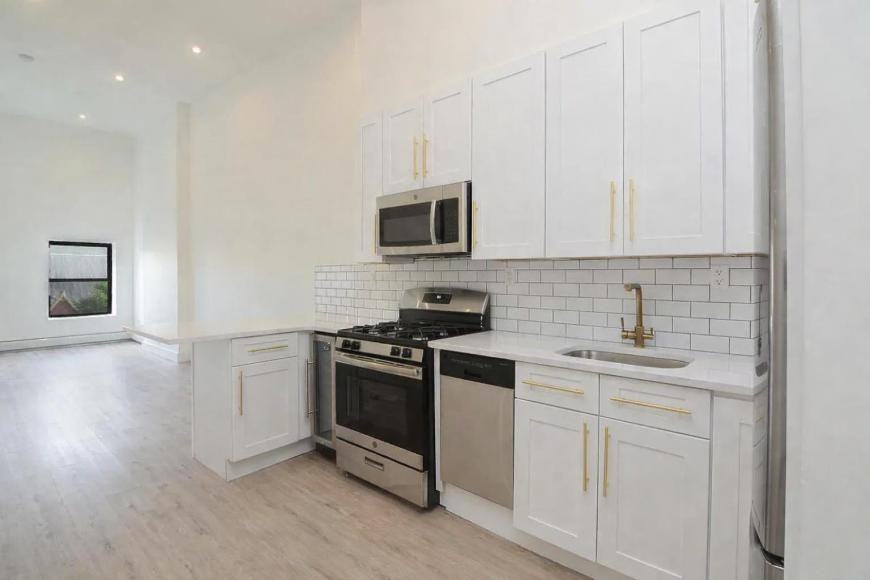 193 Jefferson Ave - Photo 2 of 6