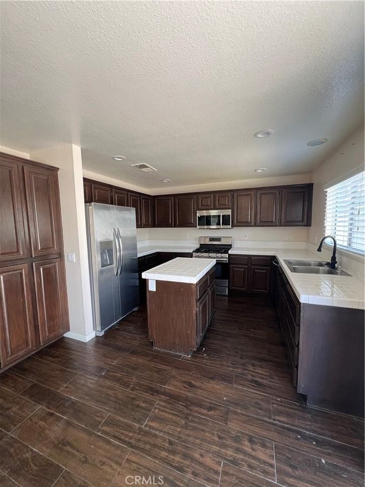 557 S Summerfield Way - Photo 3 of 14