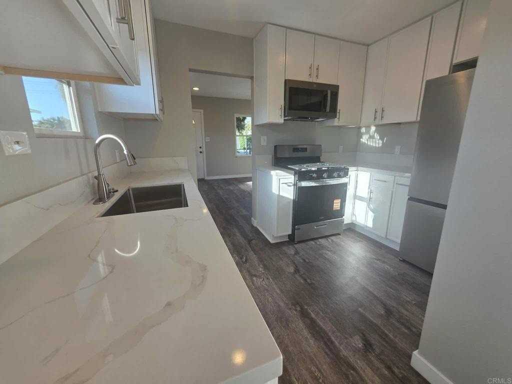 2661 Commercial St - Photo 2 of 28