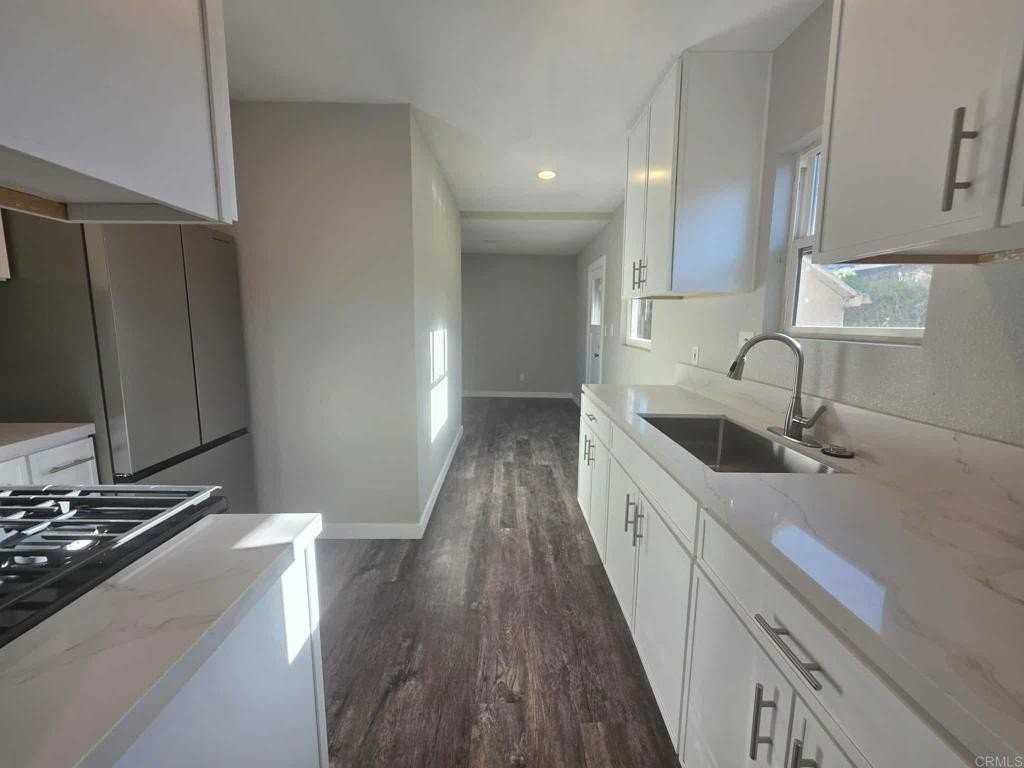 2661 Commercial St - Photo 3 of 28