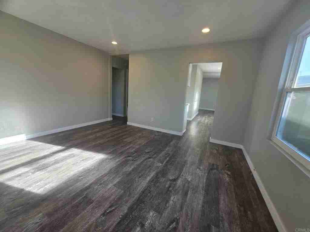 2661 Commercial St - Photo 5 of 28