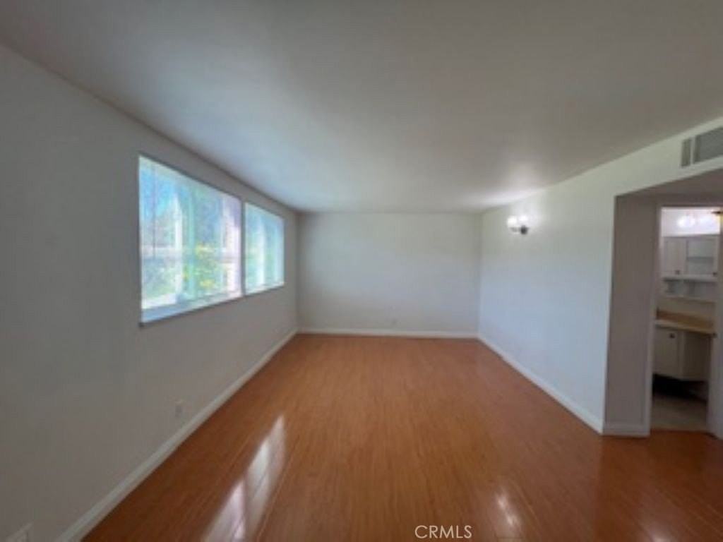 4555 Larwin Ave - Photo 7 of 37