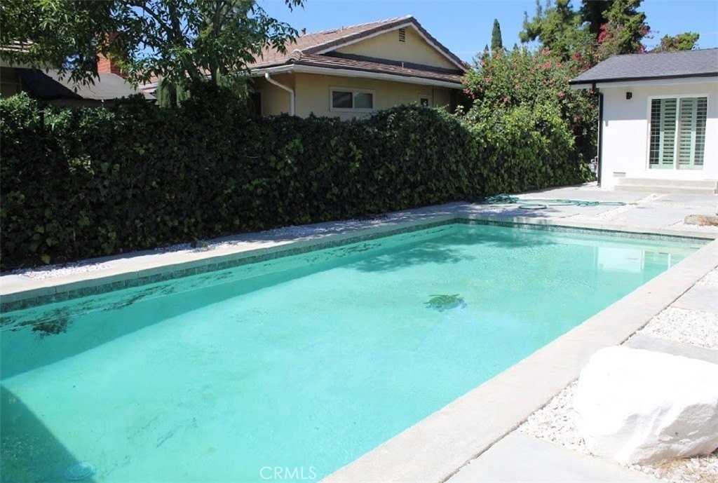 17218 Devonshire St - Photo 3 of 11