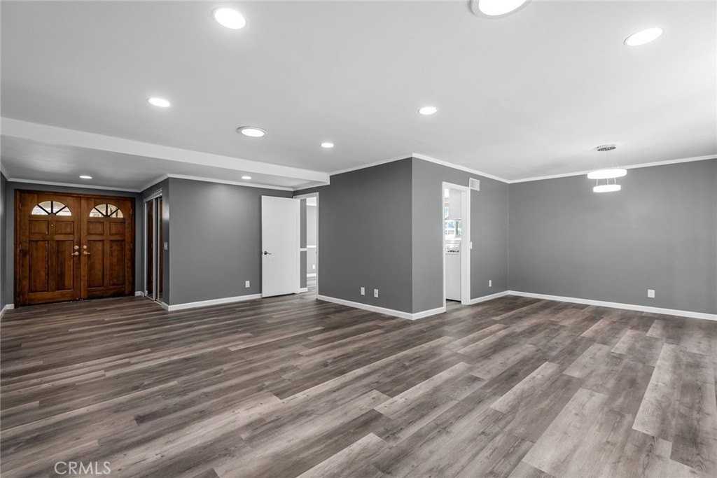 65 Pinewood Ave - Photo 7 of 24