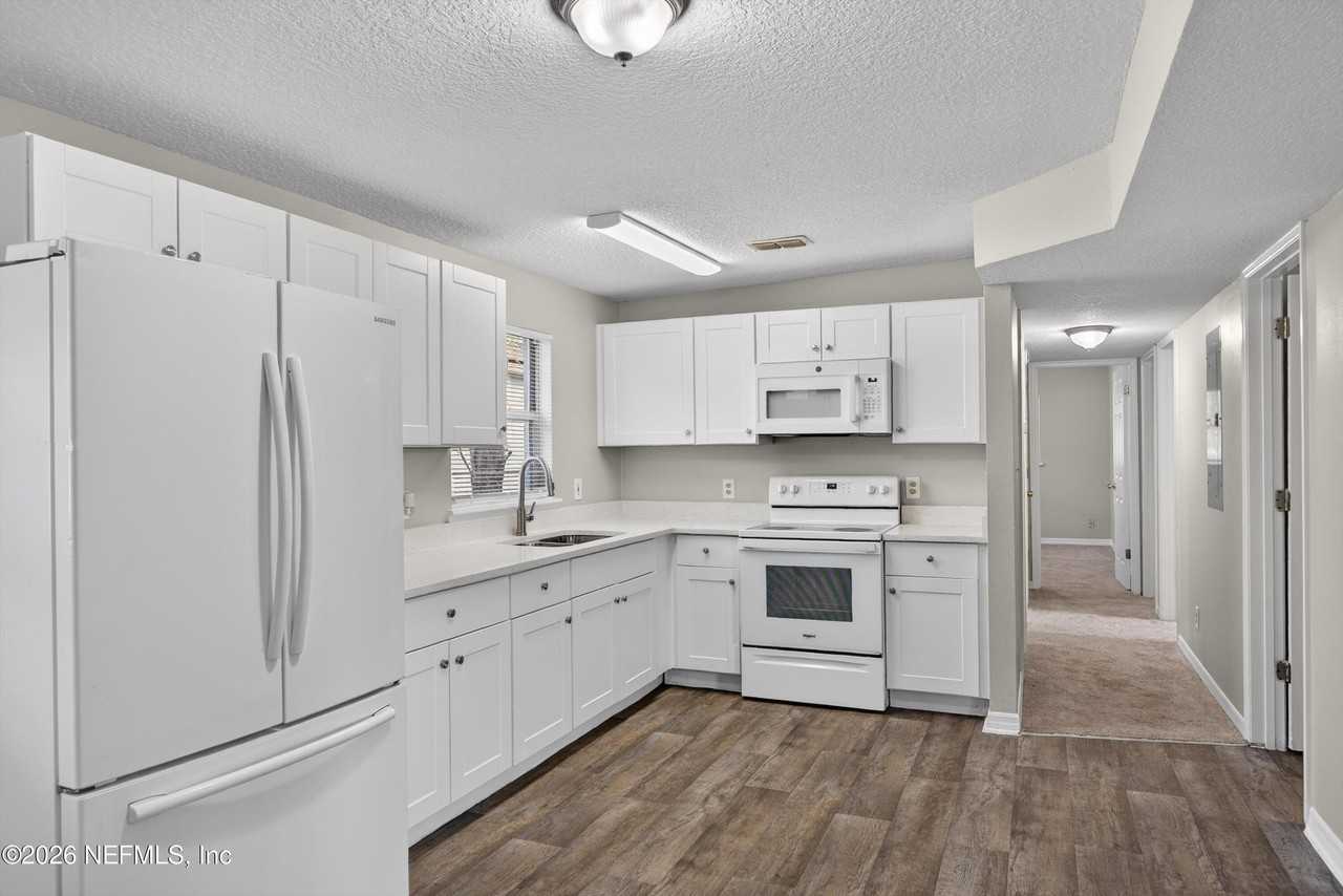 2028 Hartridge St - Photo 3 of 33