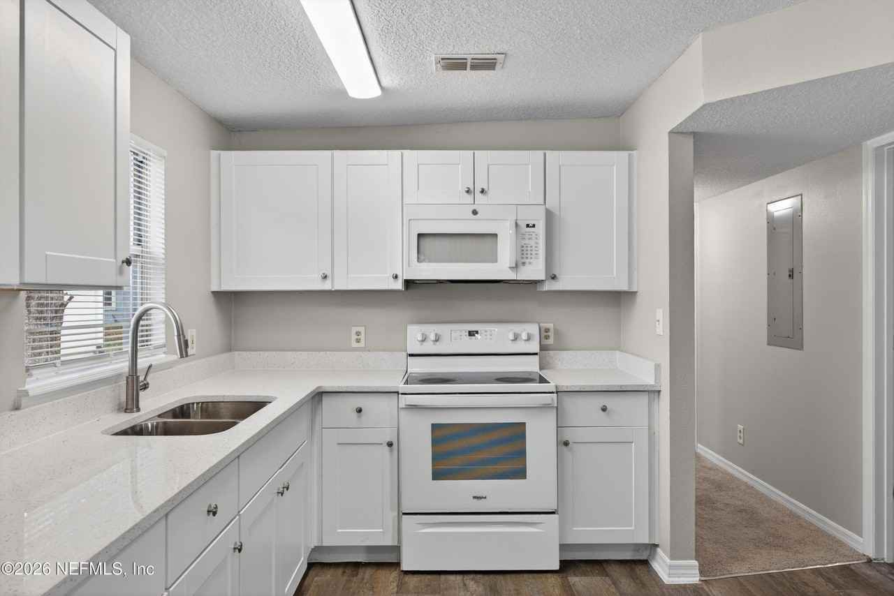 2028 Hartridge St - Photo 5 of 33