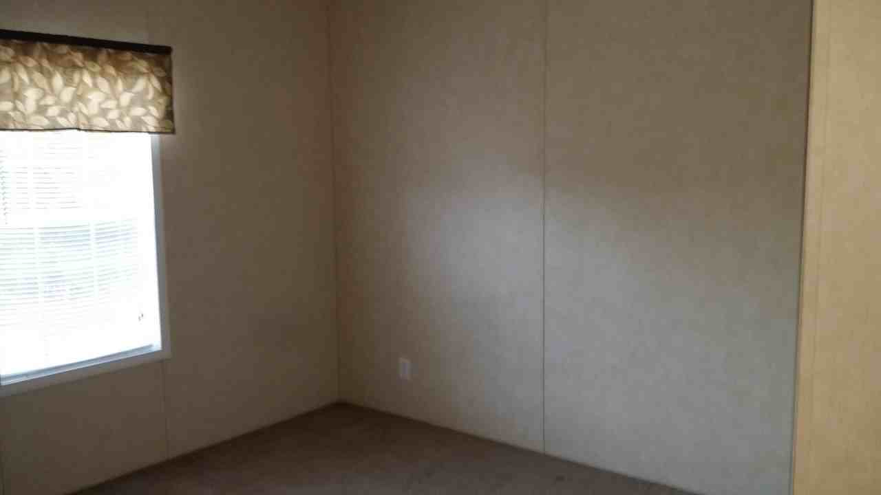 31701 Division St - Photo 3 of 6