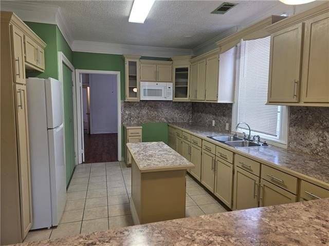 1407 Magnolia St - Photo 4 of 23