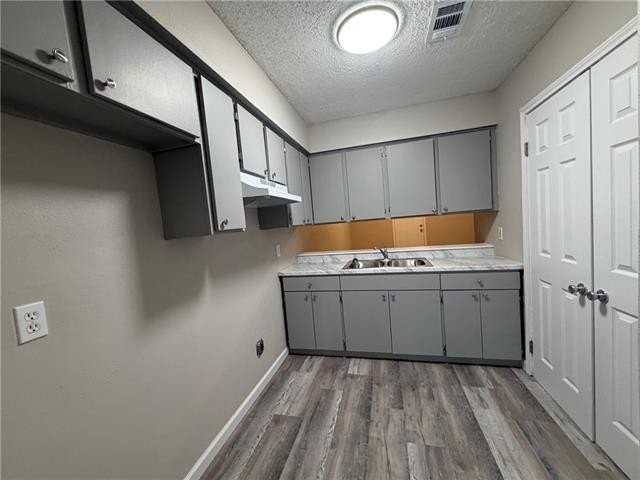 734 Walnut St - Photo 4 of 10