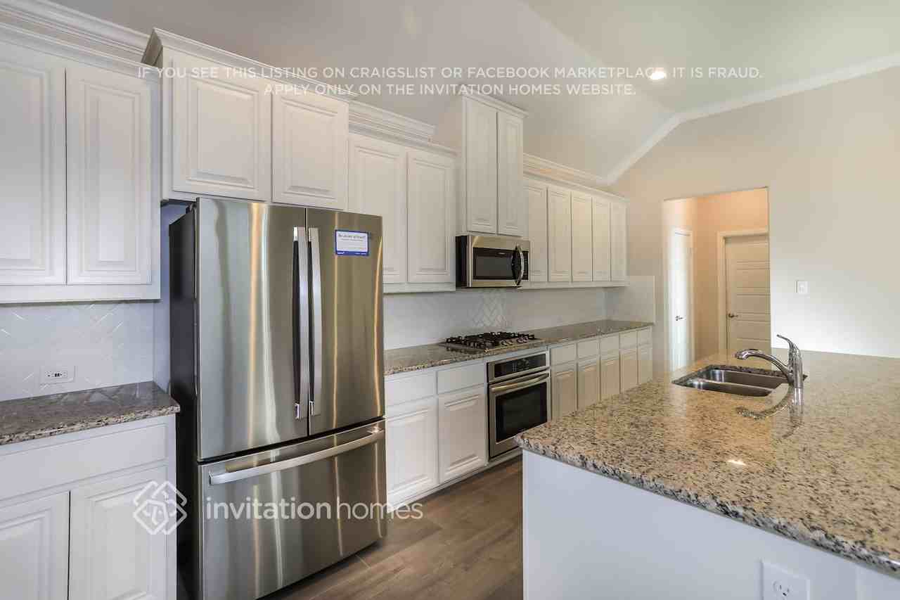 708 Boardwalk Way - Photo 5 of 16