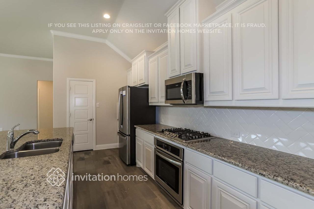 708 Boardwalk Way - Photo 6 of 16