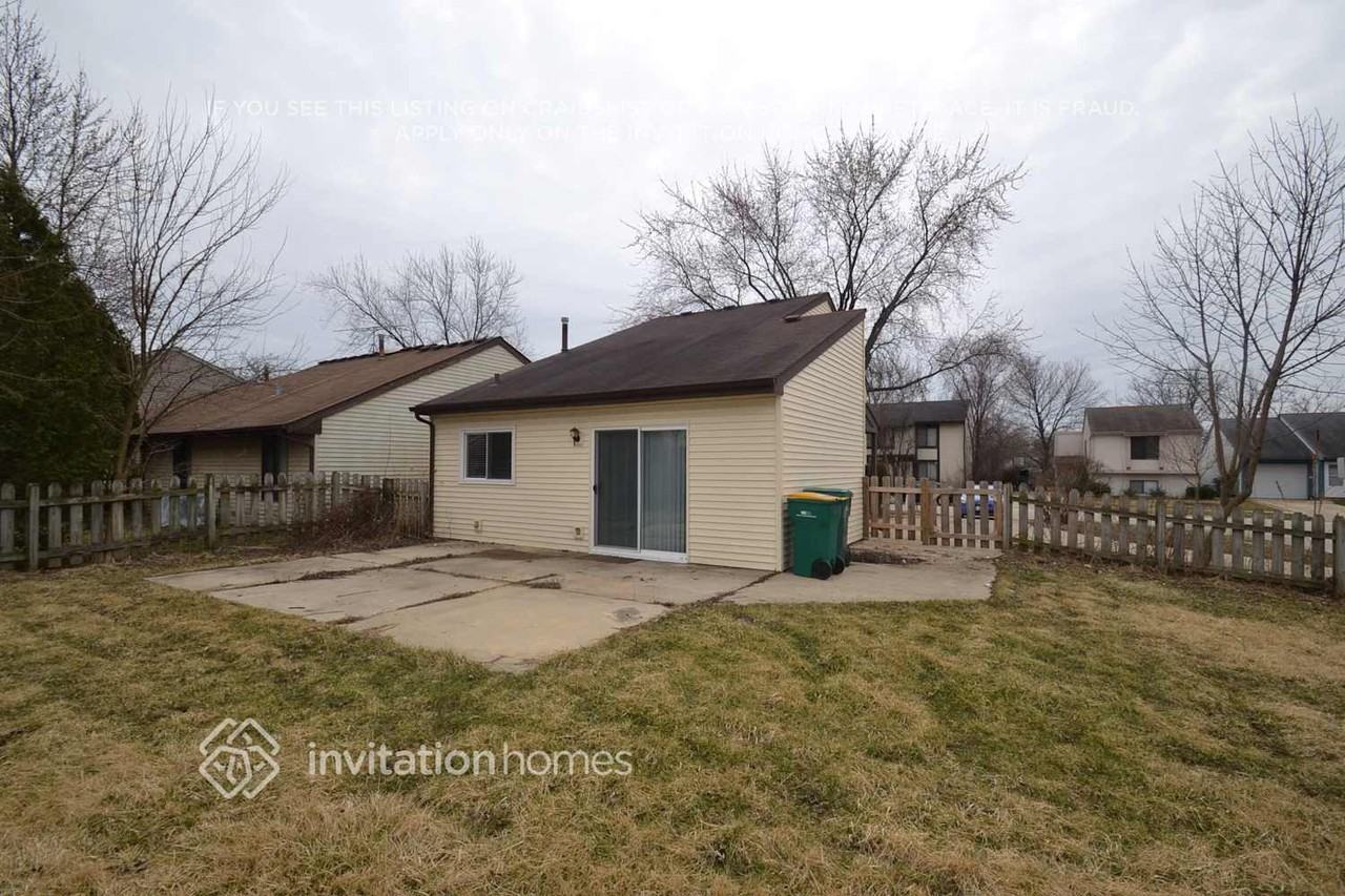 30W078 Maplewood Dr - Photo 3 of 4