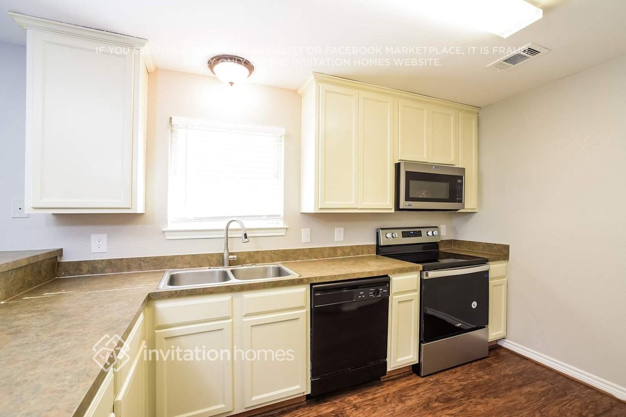 107 Cook St - Photo 5 of 14