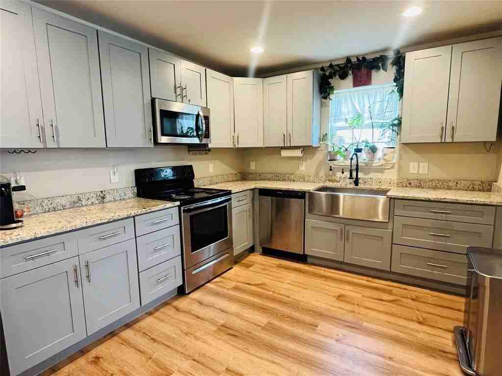 2840 Oakdale St - Photo 5 of 16