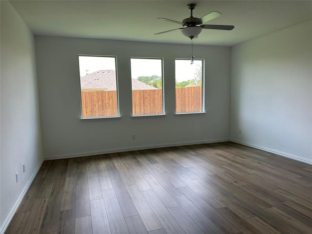 8505 Honeylocust St - Photo 4 of 16